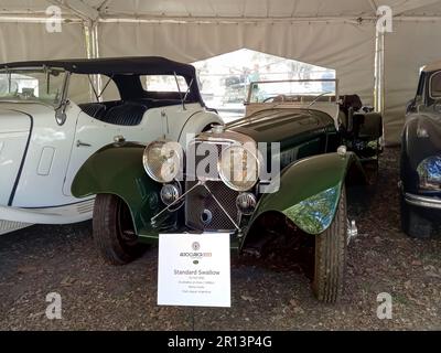 San Isidro, Argentinien – 7. Okt. 2022: Altgrüner 1936 Standard Swallow SS Jaguar 100 offener Zweisitzer-Tourer-Roadster. Autoclasica 2022 Oldtimer-Show. Stockfoto