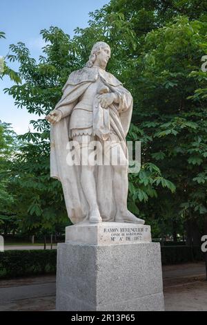 Statue des Grafen von Barcelona Ramon Berenguer IV (Ramon Berenguer IV de Barcelona) am Paseo de la Argentina im Retiro Park - Madrid, Spanien Stockfoto