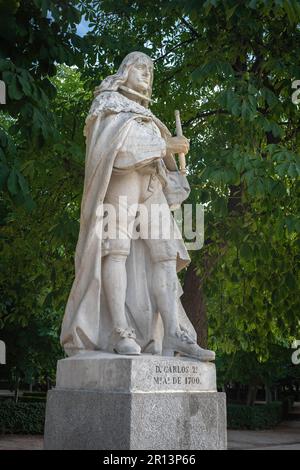 Statue von König Karl II. Von Spanien (Carlos II de Espana) am Paseo de la Argentina im Retiro Park - Madrid, Spanien Stockfoto