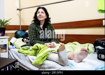 Kupiansk, Ukraine. 10. Mai 2023. Karina, eine Patientin im Kupiansk Central City Hospital in Kupiansk, Ukraine, erzählt Besuchern von der Verletzung ihres Fußes in einer Schmetterlingsmine. (Foto: Michael Brochstein/Sipa USA) Guthaben: SIPA USA/Alamy Live News Stockfoto