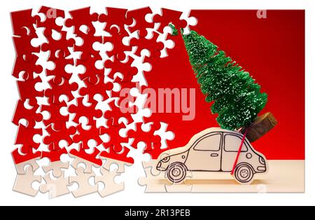 Beeilt euch! Weihnachten kommt! Urlaubskonzept mit einer kleinen Kiefer auf einem handgefertigten Cartoon-Spielzeugauto in Puzzleform Stockfoto