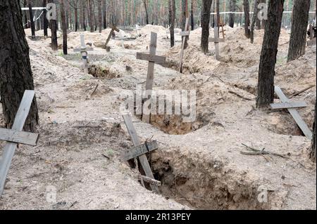 Kupiansk, Ukraine. 10. Mai 2023. Temporärer ukrainischer Friedhof in Kupiansk, Ukraine, der während der russischen Besetzung des Gebiets genutzt wurde, als der reguläre Friedhof nicht genutzt werden konnte. (Foto: Michael Brochstein/Sipa USA) Guthaben: SIPA USA/Alamy Live News Stockfoto