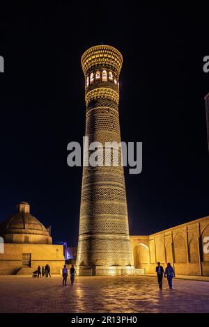 Flutlichtszene des Po-i-kalyan-Komplexes mit dem Kalon-Minarett in bukhara usbekistan Stockfoto