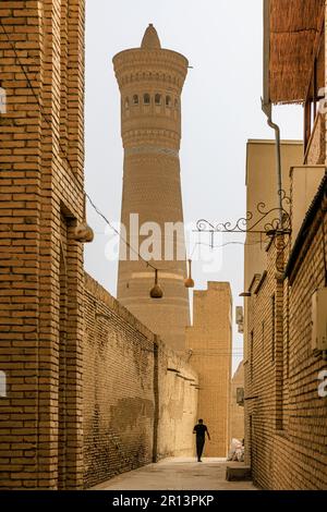 Das große Minarett der Kalon-Türme ragt über die engen Gassen von bukhara usbekistan Stockfoto