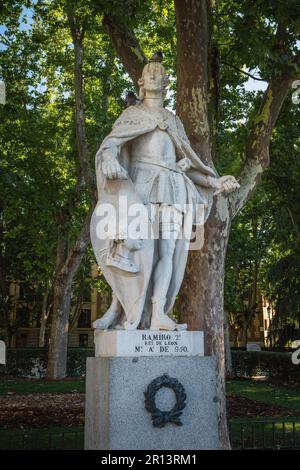 Statue von König Ramiro II. Von Leon am Plaza de Oriente - Madrid, Spanien Stockfoto