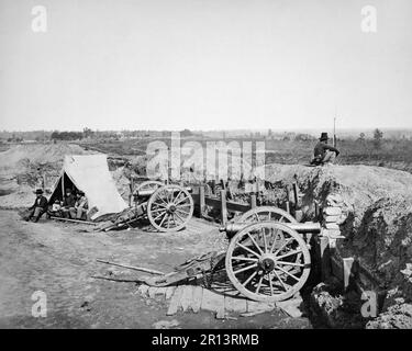 Blick vom Konföderierten Fort, östlich von Peachtree Street, Blick nach Osten, Atlanta, Georgia. Befestigungen mit Kanonen, Konföderierten Lookout und Soldaten im Zelt. Fotografierten 1864. Barnard, George N., 1819-1902. Stockfoto