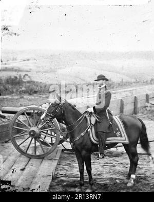 General William T. Sherman auf dem Pferderücken im Federal Fort No. 7-Atlanta, Ga Foto vom Krieg im Westen. Diese Fotos sind von Sherman in Atlanta, September-November 1864. Nach dreieinhalb Monaten unaufhörlichen Manövers und harten Kämpfen zwang Sherman Hood, das Munitionszentrum der Konföderation zu verlassen. Sherman blieb dort, ruhte seine Kriegsmänner aus und sammelte Vorräte, für fast zweieinhalb Monate. Während des Berufs, Stockfoto