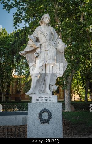 Statue von König Alfonso III. Von Asturien am Plaza de Oriente - Madrid, Spanien Stockfoto