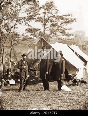 Allan Pinkerton, Präsident Abraham Lincoln und Major General John A. McClernand. Foto vom östlichen Haupttheater des Krieges, Schlacht von Antietam, ca. September-Oktober 1862. Foto von Gardner, Alexander, 1821-1882. Stockfoto