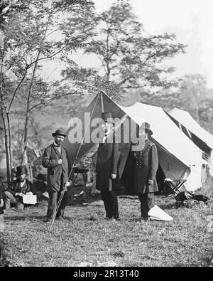 Allan Pinkerton, Präsident Abraham Lincoln und Major General John A. McClernand. Foto vom östlichen Haupttheater des Krieges, Schlacht von Antietam, ca. September-Oktober 1862. Foto von Gardner, Alexander, 1821-1882. Stockfoto