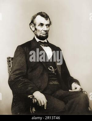 Abraham Lincoln, dreiviertel langes Porträt, sitzend, nach rechts. Billardfoto für fünf Dollar. Foto von Anthony Berger, 9. Februar 1864. Stockfoto