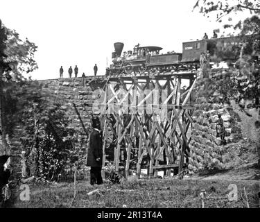 Orange und Alexandria Eisenbahnwaggons auf militärische Brücke.  Aus der Kollektion von Mathew Brady. Stockfoto