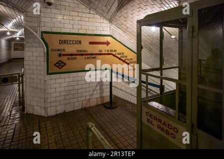 Eingang der ehemaligen Chamberi Station der Madrid Metro - Madrid, Spanien Stockfoto