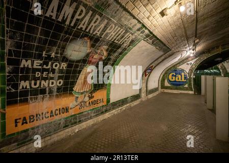 Vintage-Werbeschilder am ehemaligen Bahnhof Chamberi der Madrid Metro - Madrid, Spanien Stockfoto