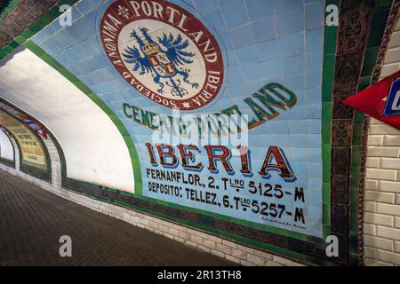 Vintage-Werbeschilder am ehemaligen Bahnhof Chamberi der Madrid Metro - Madrid, Spanien Stockfoto