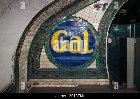 Vintage-Werbeschilder am ehemaligen Bahnhof Chamberi der Madrid Metro - Madrid, Spanien Stockfoto