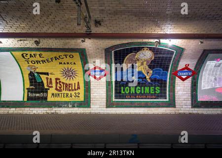 Vintage-Werbeschilder am ehemaligen Bahnhof Chamberi der Madrid Metro - Madrid, Spanien Stockfoto