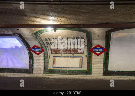 Vintage-Werbeschilder am ehemaligen Bahnhof Chamberi der Madrid Metro - Madrid, Spanien Stockfoto