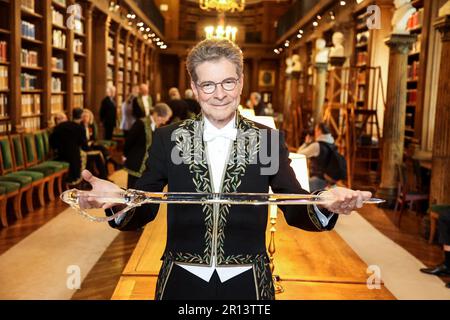 Paris, Frankreich. 11. Mai 2023. Der Autor, der sich auf Proust Antoine Compagnon spezialisiert hat, in einem Balenciaga Haute Couture-Anzug und einem mit Schwert signierten Boucheron, nimmt am 11. Mai 2023 offiziell an der französischen Akademie Francaise in Paris Teil. Foto von Nasser Berzane/ABACAPRESS.COM Kredit: Abaca Press/Alamy Live News Stockfoto