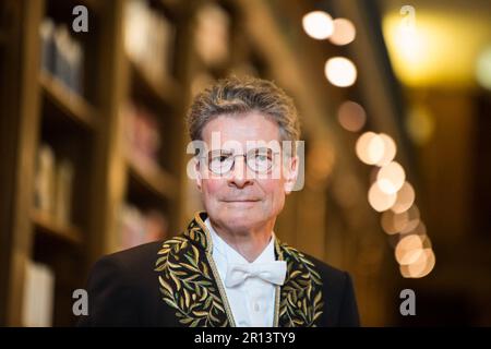 Paris, Frankreich. 11. Mai 2023. Der Autor, der sich auf Proust Antoine Compagnon spezialisiert hat, in einem Balenciaga Haute Couture-Anzug und einem mit Schwert signierten Boucheron, nimmt am 11. Mai 2023 offiziell an der französischen Akademie Francaise in Paris Teil. Foto von Nasser Berzane/ABACAPRESS.COM Kredit: Abaca Press/Alamy Live News Stockfoto