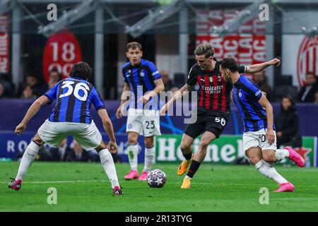 Mailand, Italien. 10. Mai 2023. Alexis Saelemaekers vom AC Mailand (C) tritt mit Hakan Calhanoglu vom FC Internazionale (R) und Matteo Darmian vom FC Internazionale (L) beim Halbfinale 1.-Bein-Fußballspiel der UEFA Champions League 2022/23 zwischen dem AC Mailand und dem FC Internazionale im San Siro Stadium um den Ball an. (Endergebnisse; Mailand 0 | 2 Inter). Kredit: SOPA Images Limited/Alamy Live News Stockfoto