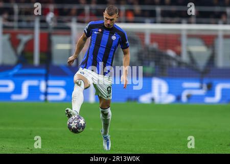 Mailand, Italien. 10. Mai 2023. Edin Dzeko vom FC Internazionale in Aktion beim Halbfinale 1.-Bein-Fußballspiel der UEFA Champions League 2022/23 zwischen dem AC Mailand und dem FC Internazionale im San Siro Stadium. (Endergebnisse; Mailand 0 | 2 Inter). Kredit: SOPA Images Limited/Alamy Live News Stockfoto