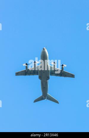 Der RAF Airbus A400M Militärtransporter flog tief über wales Stockfoto