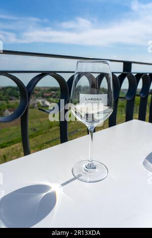Badacsony, Ungarn: 05.09.2023 - Weinrestaurant Laposa neben dem Balaton-See in Badacsony mit wunderschöner Aussicht. Stockfoto