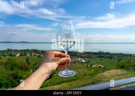 Badacsony, Ungarn: 05.09.2023 - Weinrestaurant Laposa neben dem Balaton-See in Badacsony mit wunderschöner Aussicht. Stockfoto