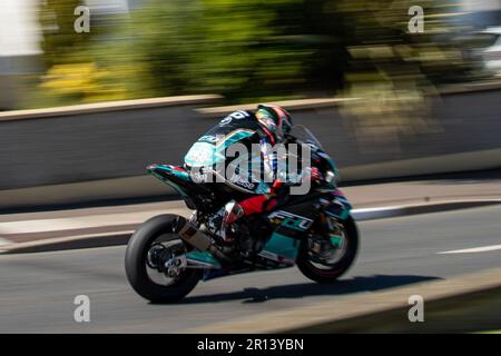 Portstewart, Großbritannien. 11. Mai 2023. Nummer # reitet auf offiziellen Übungsstrecken in Richtung Metropole Corner bei der NorthWest200 Credit: Bonzo/Alamy Live News Stockfoto