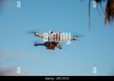 Nahaufnahme einer modernen digitalen Drohne mit blauem Himmel im Hintergrund. Unbemanntes Luftfahrzeugsystem Stockfoto