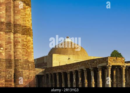 Tauben auf der Kuppel von Alai Darwaza in Delhi, Indien Stockfoto