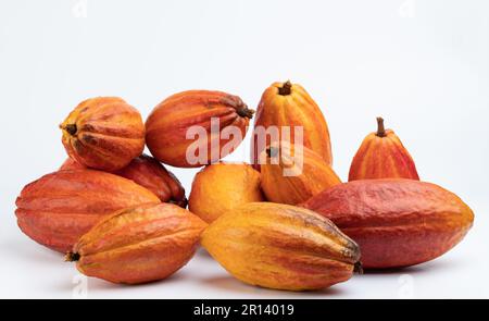 Großer Stapel orangefarbener Kakao-Wet-Pads isoliert auf weißem Studiohintergrund Stockfoto