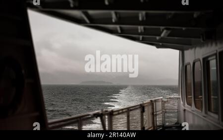 Der Blick vom Deck einer Passagierfähre von BC Ferries, die von Vancouver Island zum unteren Festland von BC fährt. Stockfoto