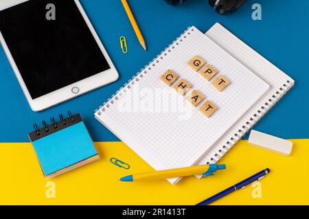 Arbeits- und Studienhintergrund mit Hilfe eines ChatGPT-bot. Wörter in Holzbuchstaben. Tischansicht mit freiem Notizbuchbereich. Chat-GPT zum Arbeiten und Erstellen. Ukraine, Kiew - 21. Februar 2023 Stockfoto