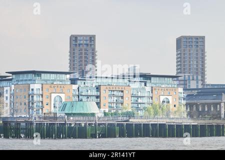 Ehemaliges Waffenlager am Ufer der Themse in Wohnungen umgewandelt, im Royal Arsenal, Woolwich, London, England. Stockfoto
