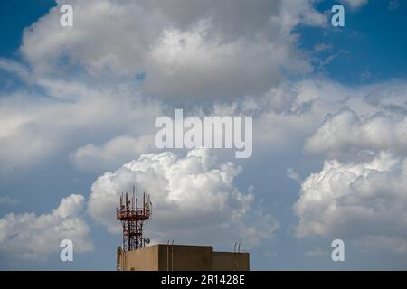 Telekommunikationsturm mit blauem Himmel und weißer Wolke. Radio- oder Satellitenpole. Mobile 4G,5G-Netzwerktechnologie. Stockfoto