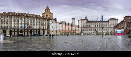 Turin, Italien - 10. November 2021: Panoramablick auf das architektonische Ensemble von Piazzetta reale, Königspalast von Turin, Real Chiesa di San Lorenzo und Pa Stockfoto
