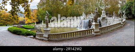 Turin, Italien: Panoramablick auf den barocken Brunnen der 12 Monate im Parco del Valentino am Ufer des Flusses Po - ein beliebter Erholungsort Stockfoto