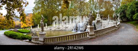 Turin, Italien: Panoramablick auf den barocken Brunnen der 12 Monate im Parco del Valentino am Ufer des Flusses Po - ein beliebter Erholungsort Stockfoto