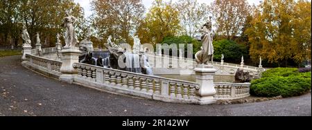 Turin, Italien: Panoramablick auf den barocken Brunnen der 12 Monate im Parco del Valentino am Ufer des Flusses Po - ein beliebter Erholungsort Stockfoto