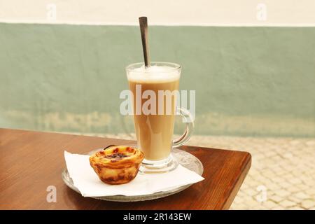 Pastel de Nata und Kaffee, portugiesische Vanilletörtchen Stockfoto