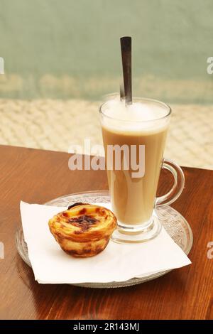 Pastel de Nata und Kaffee, portugiesische Vanilletörtchen Stockfoto