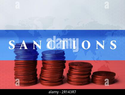 Wirtschaftssanktionen gegen Russland wegen Invasion in der Ukraine. Gestapelte Münzen auf dem Tisch, Abbildung einer Weltkarte und russische Flagge. Mehrfachbelichtung Stockfoto
