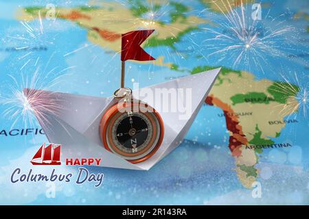 Einen Schönen Kolumbus-Tag. Weißes Papierboot mit Kompass auf der Weltkarte Stockfoto
