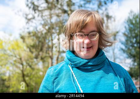 Außenporträt einer 40-jährigen weißen Frau mit Down-Syndrom, Tienen, Belgien Stockfoto