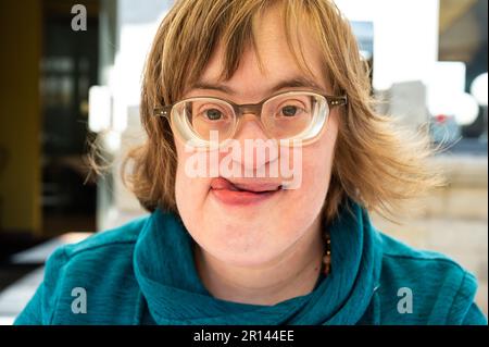 Porträt einer fröhlichen 40-Jährigen mit Down-Syndrom, Tienen, Belgien Stockfoto