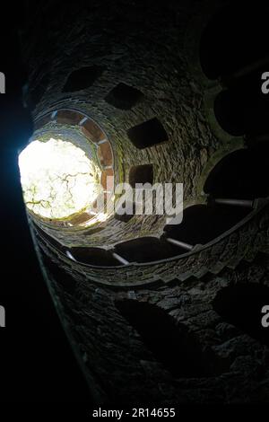 Ich schaue auf die Spitze des Initiation Brunnens in Sintra in Quinta da Regaleira Stockfoto