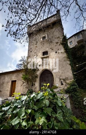 Eingangsturm der mittelalterlichen Burg Presule/Prösels. Fiè allo Sciliar/Völs am Schlern, Provinz Bozen, Trentino Alto Adige, Italien. Stockfoto