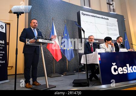 Prag, Tschechische Republik. 11. Mai 2023. Der tschechische Arbeits- und Sozialminister Marian Jurecka, Left, spricht auf der Pressekonferenz der Regierung, um am 11. Mai 2023 in Prag (Tschechische Republik) ein Konsolidierungspaket und einen Entwurf für eine Rentenreform vorzustellen. Kredit: Ondrej Deml/CTK Photo/Alamy Live News Stockfoto